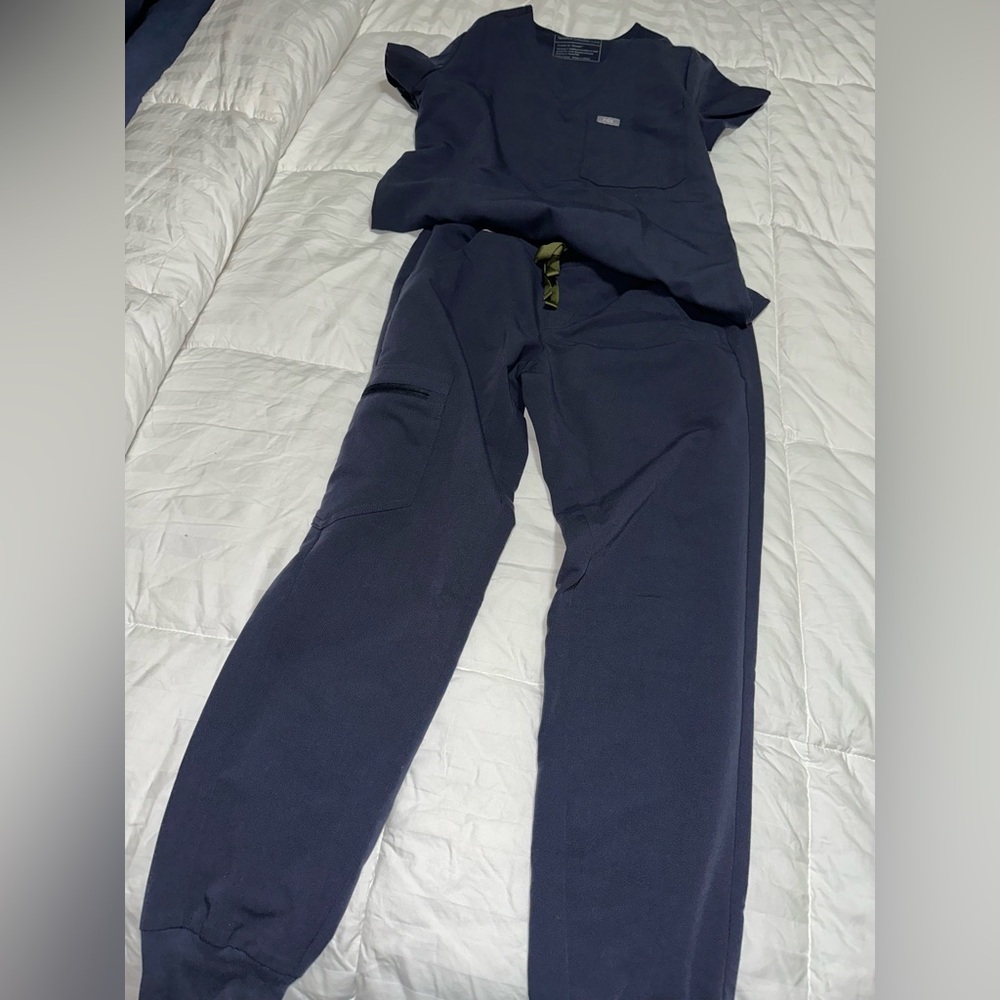 FIGS. Quiet Navy XXS scrub top & XXS Petite Zamora Joggers scrub set.